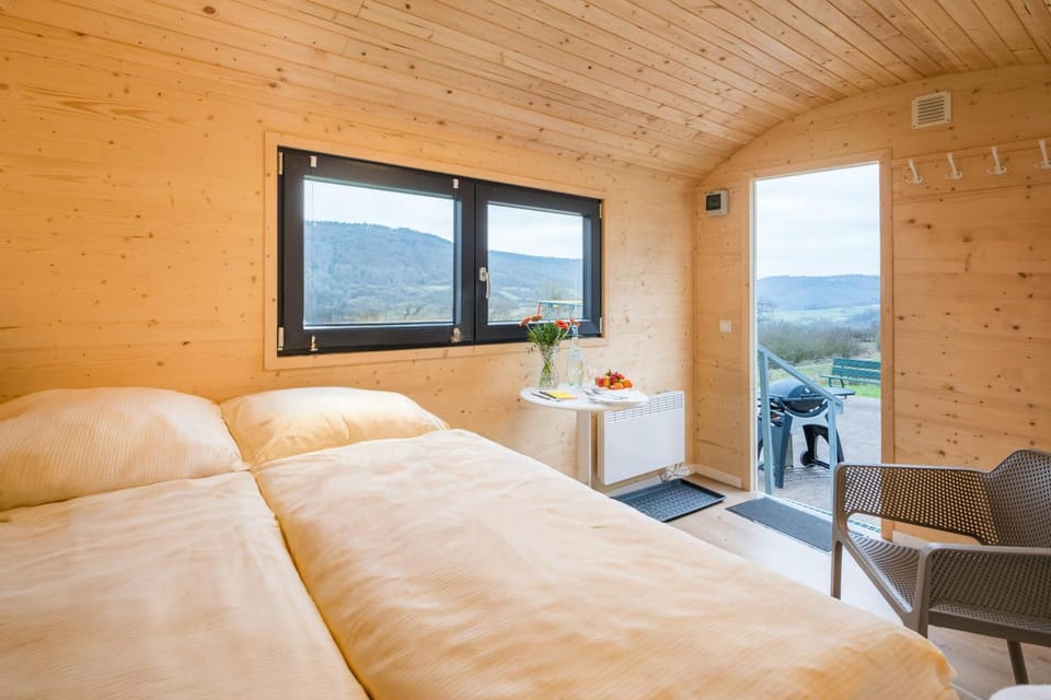 Bed, Natural landscape, Living room, Photo of the whole room, Seating area, Bedroom, Mountain view