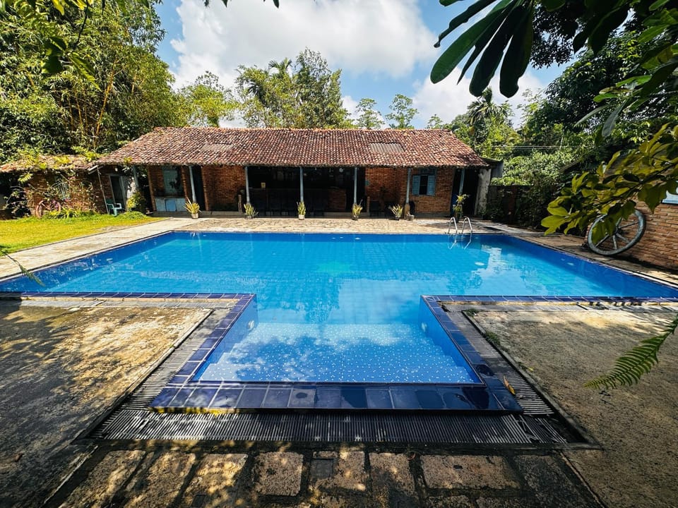 Restaurant/places to eat, Swimming pool