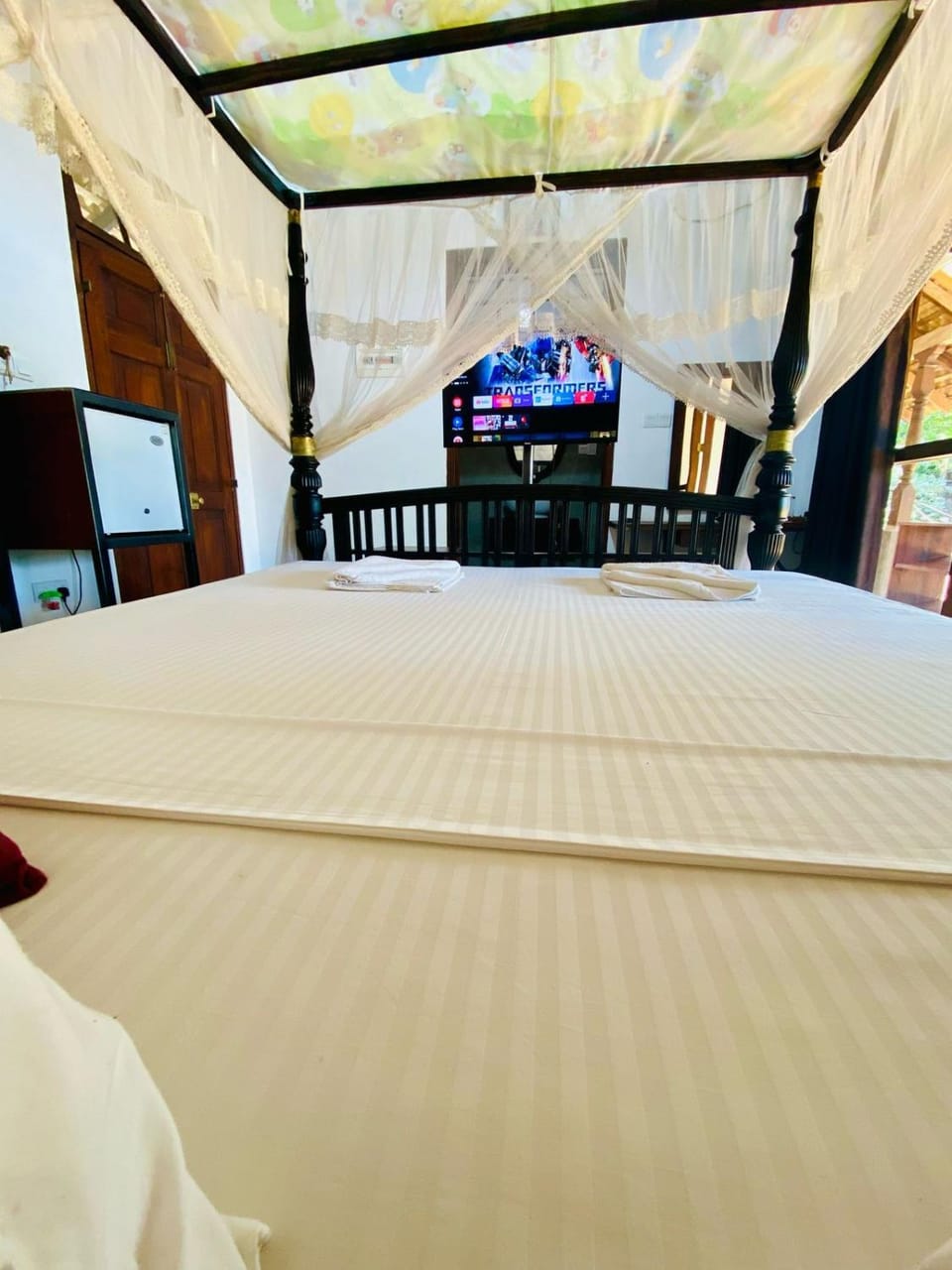 Bed, TV and multimedia, Photo of the whole room, Bedroom