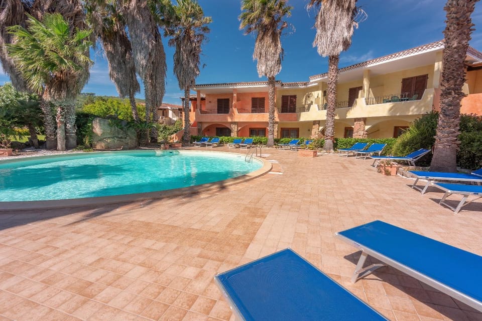 Property building, Garden, Garden view, Pool view, Swimming pool, sunbed