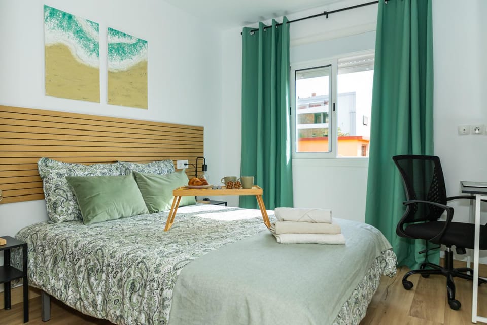 Bed, Photo of the whole room, Seating area, Bedroom, towels