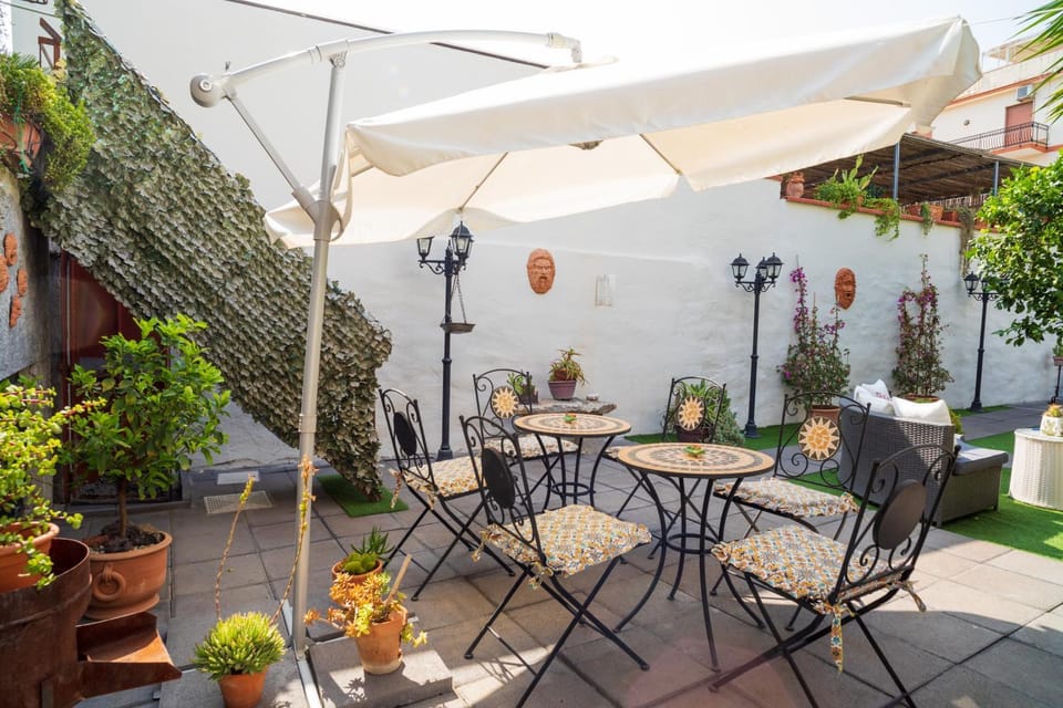 Property building, Balcony/Terrace, Living room