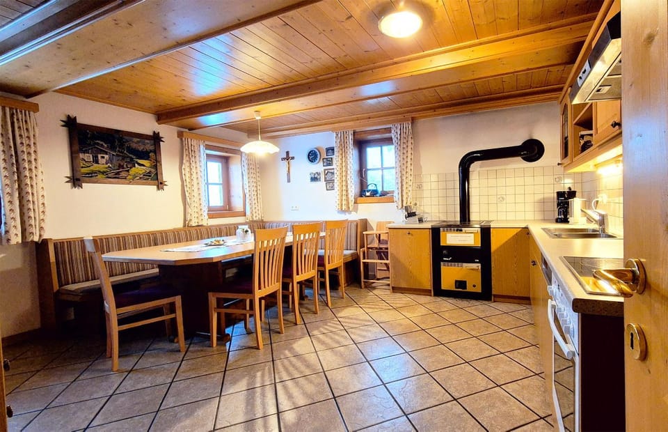 Kitchen or kitchenette, Dining area, stove