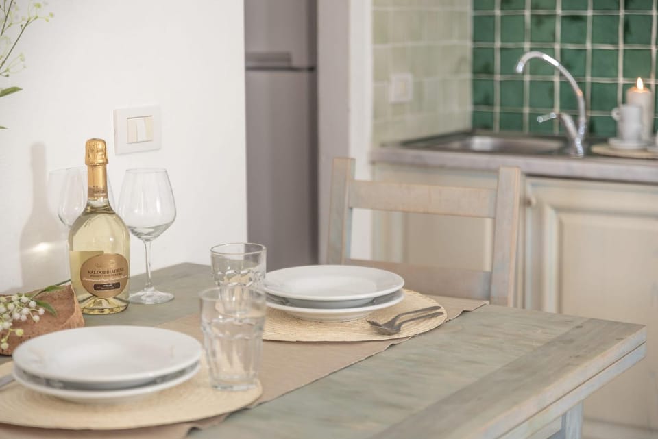 Kitchen or kitchenette, Dining area