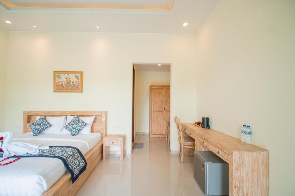 Bed, Photo of the whole room, Seating area, Bedroom