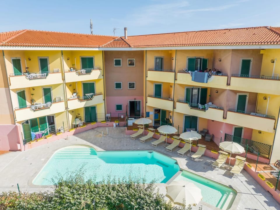 Pool view, Swimming pool, sunbed