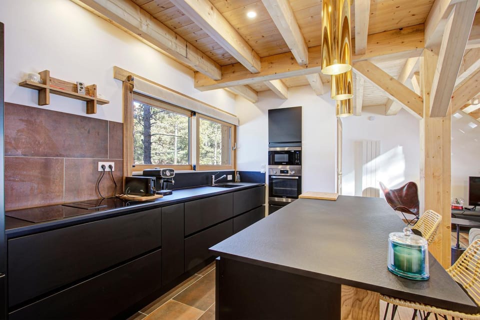 Kitchen or kitchenette, Dining area, stove