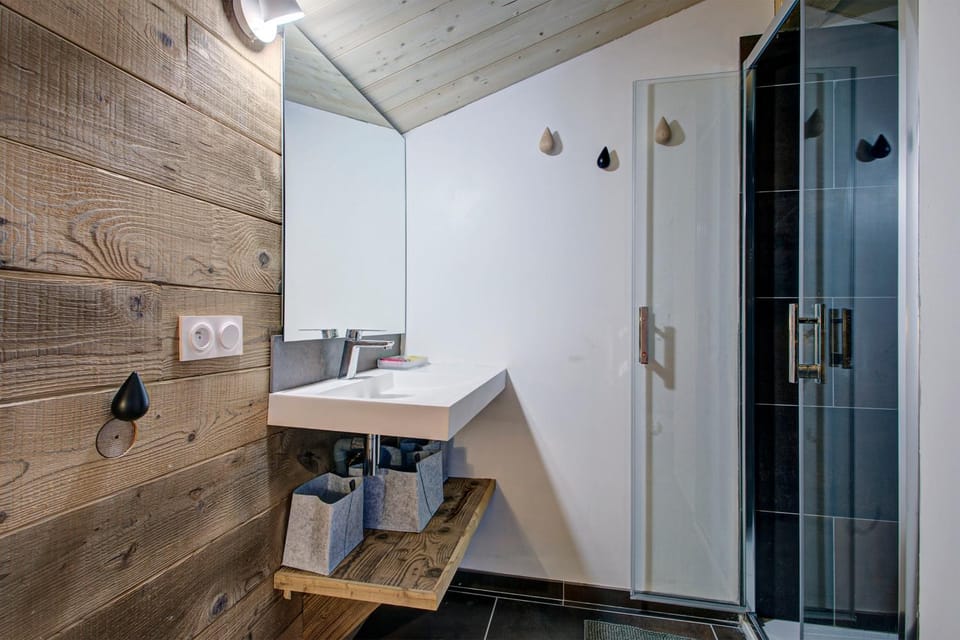 Shower, Bathroom, Kitchen or kitchenette