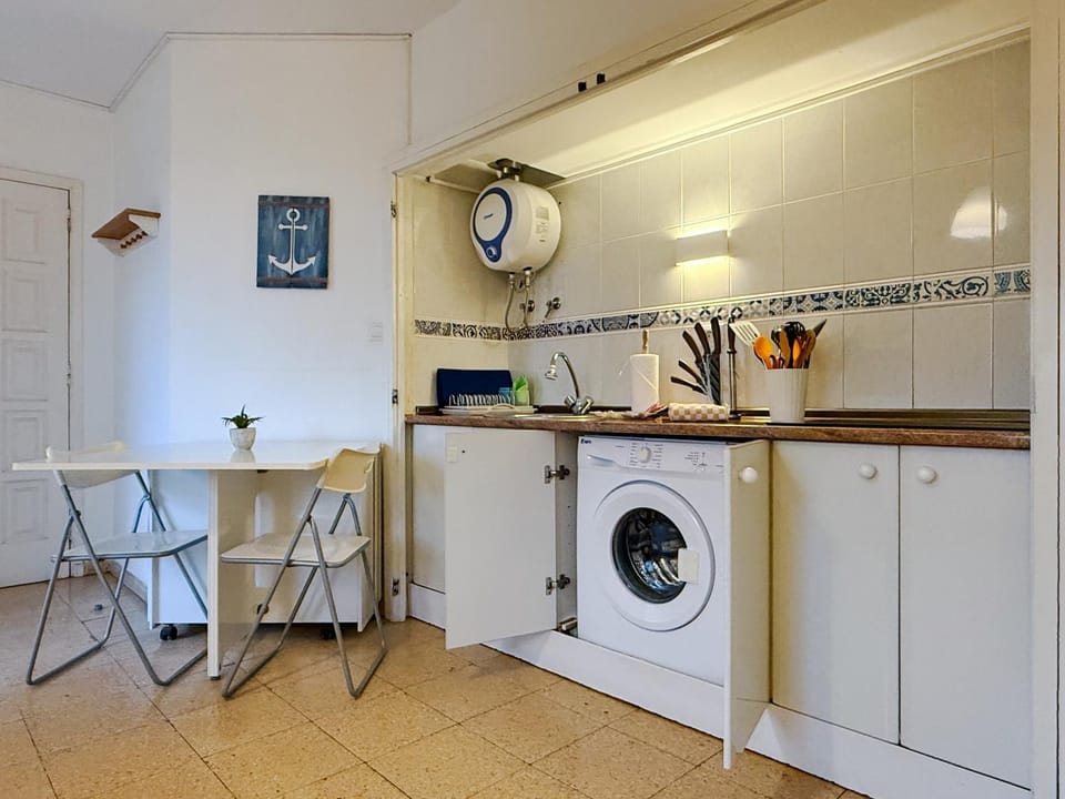 Kitchen or kitchenette, stove, washing machine