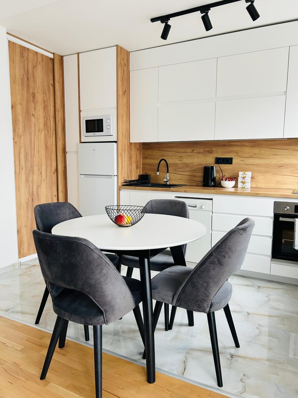 Kitchen or kitchenette, Dining area