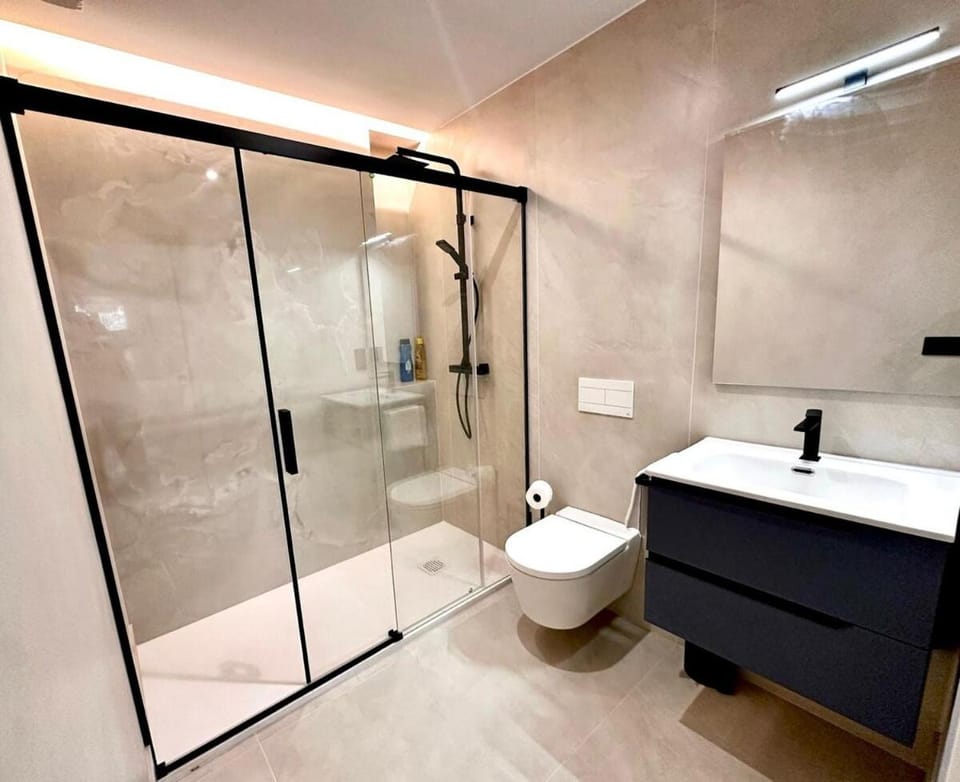Shower, Toilet, Bathroom, towels