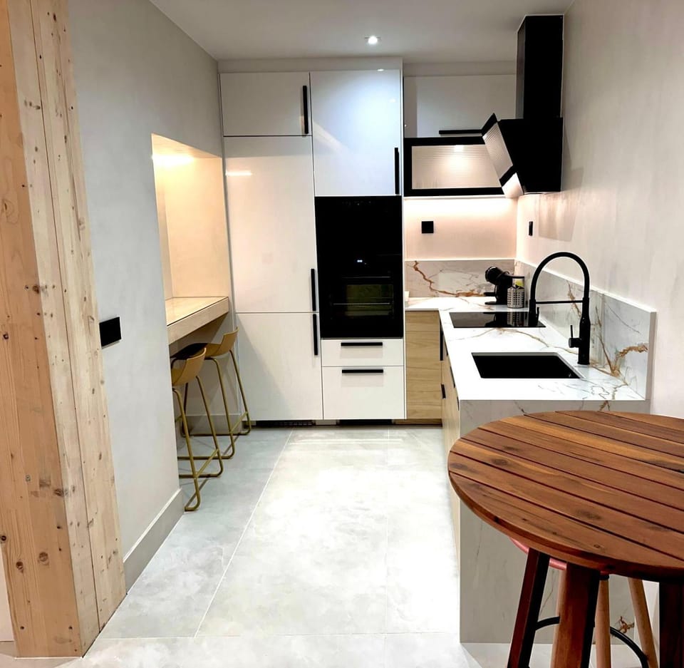 Kitchen or kitchenette, Dining area, dishwasher, oven