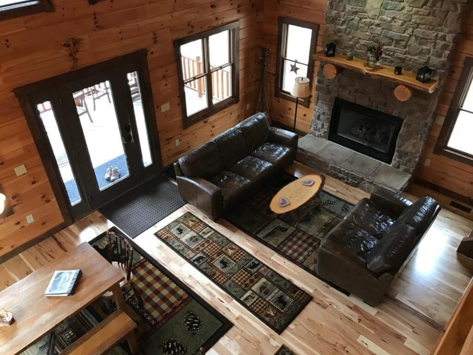 The Secluded Woodbury Cabin, Pond and 42 acres Cabin in Ohio