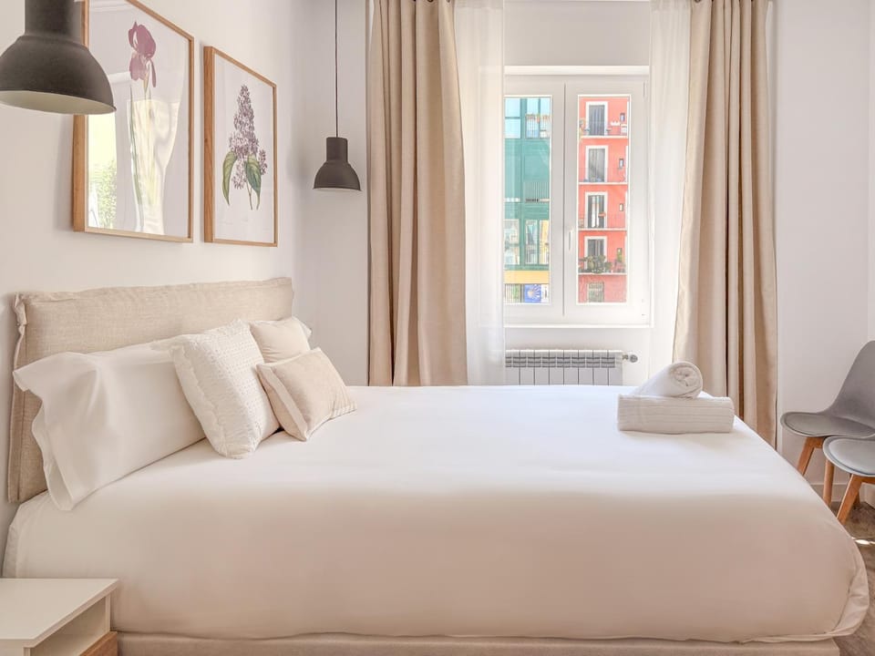 Bed, Living room, Photo of the whole room, Seating area, Bedroom