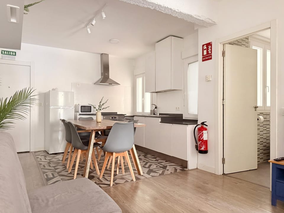 Kitchen or kitchenette, Dining area, oven, pet friendly, stove