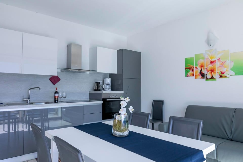 Coffee/tea facilities, Kitchen or kitchenette, Dining area, stove