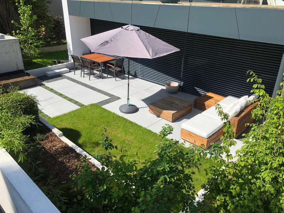 Property building, Day, Garden, Balcony/Terrace