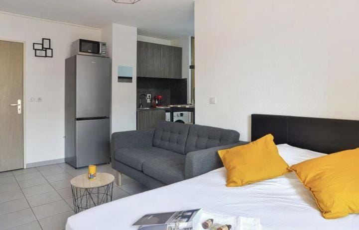 Bed, Kitchen or kitchenette, Living room