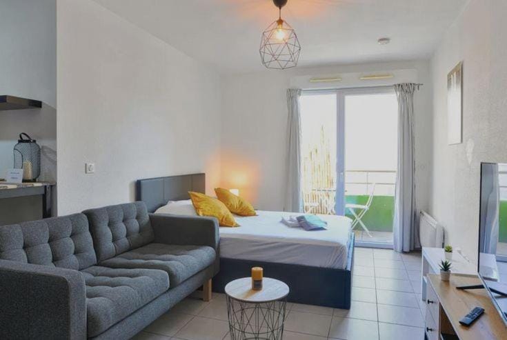 Bed, Living room