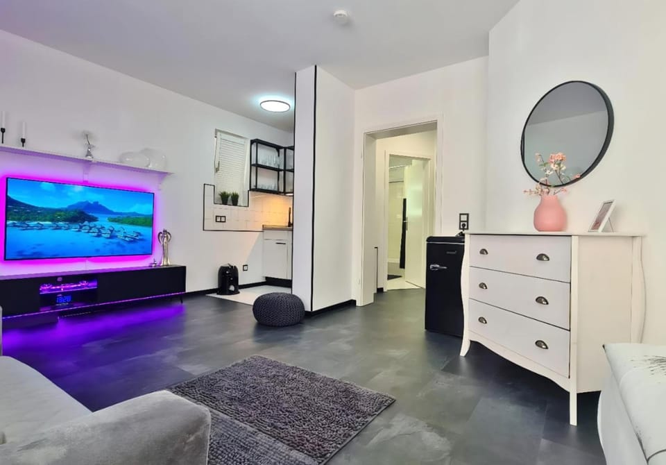 TV and multimedia, Living room, Evening entertainment