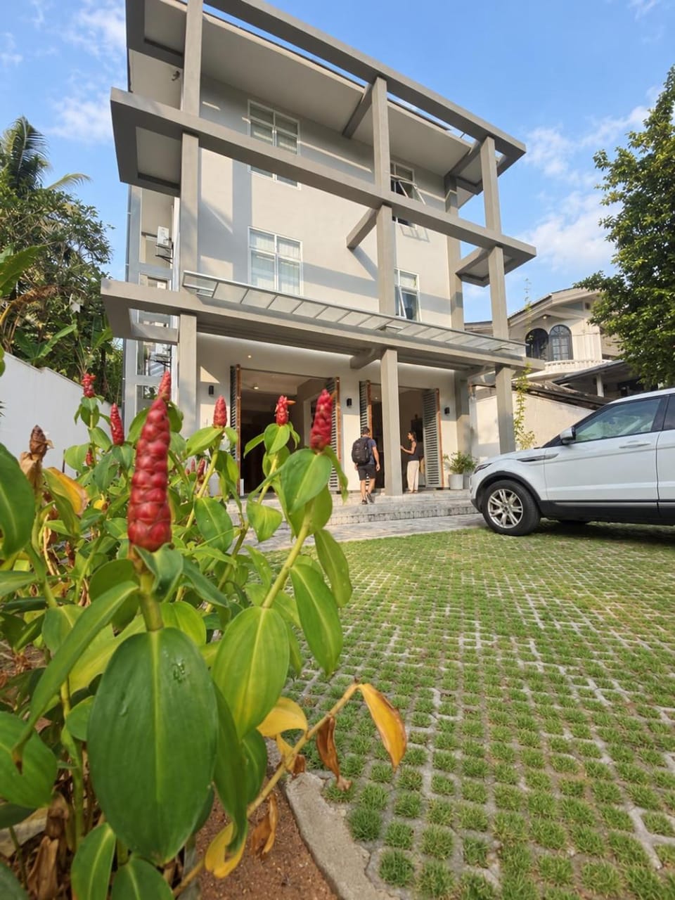 Property building, Day, Garden, Garden view, Parking