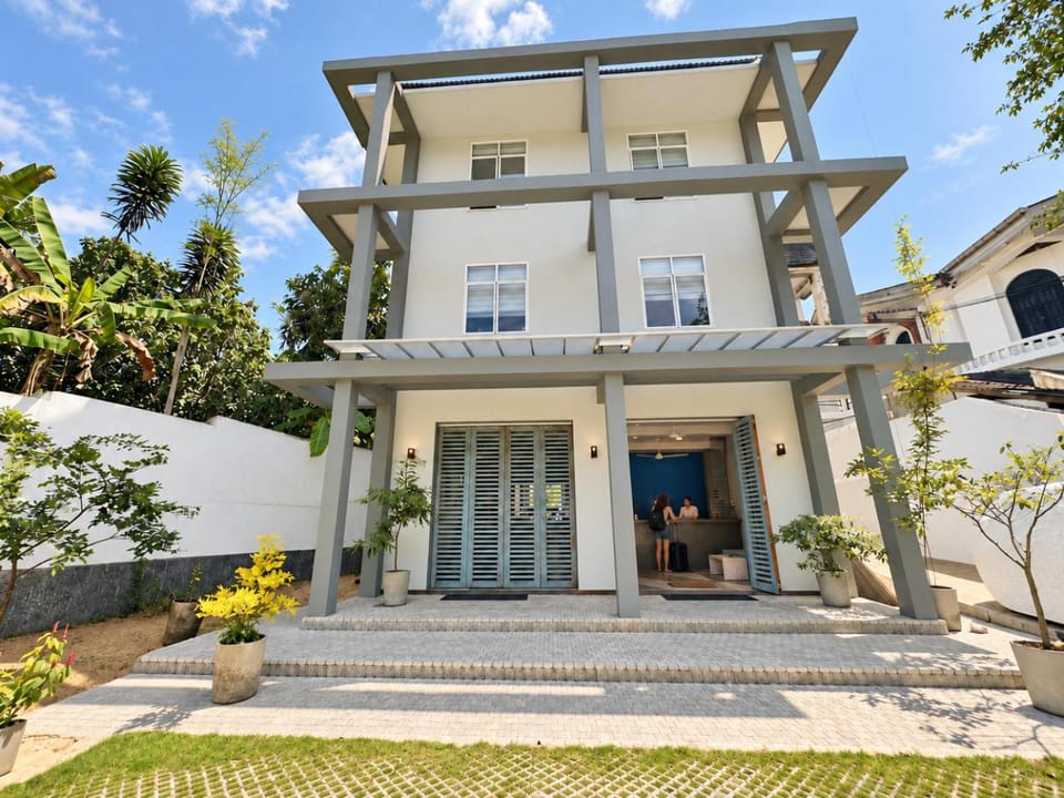 Property building, Facade/entrance, Day