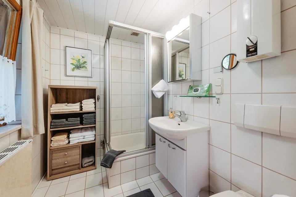 Shower, Toilet, Bathroom, towels