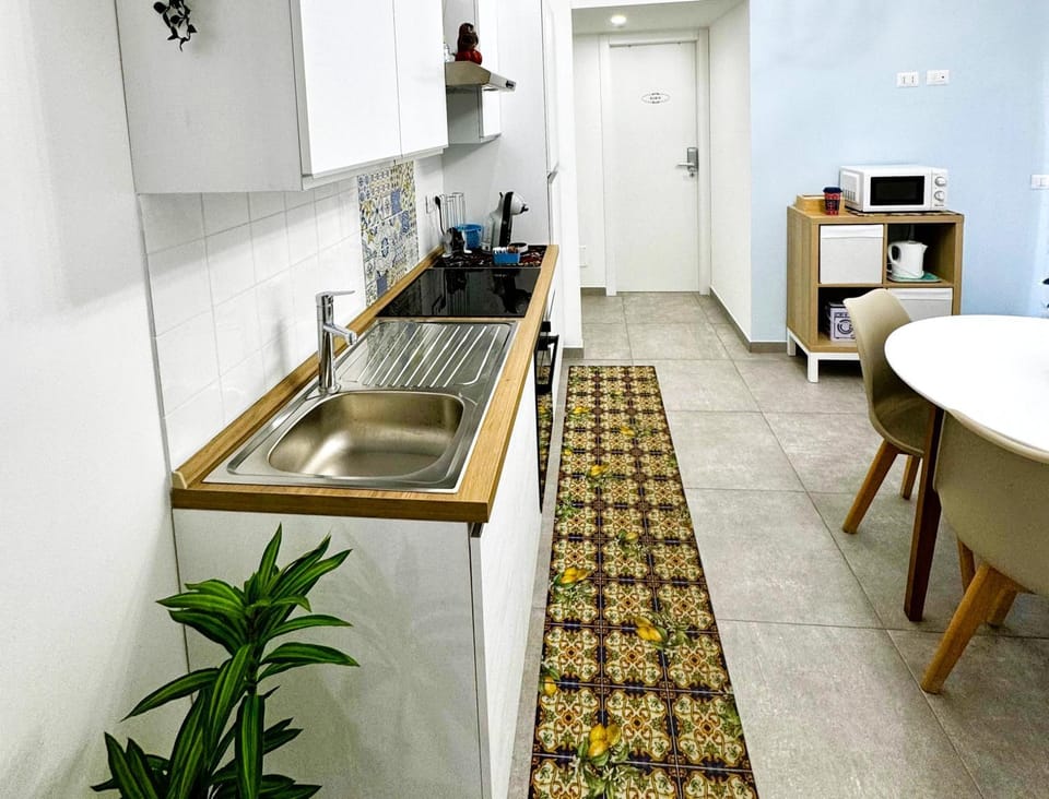 Communal lounge/ TV room, Kitchen or kitchenette, Dining area, Communal kitchen, Area and facilities, microwave, oven, stove