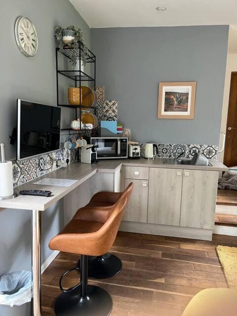 Cosy Countryside Cabin Cabin in Borough of Waverley