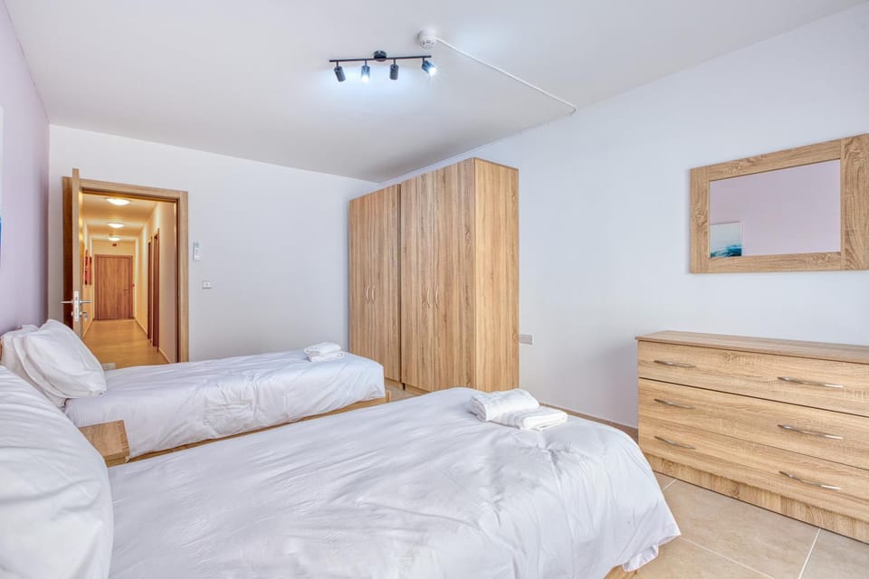 New! Spacious 4-Bedroom Duplex apt by SF Homes Apartment in Malta