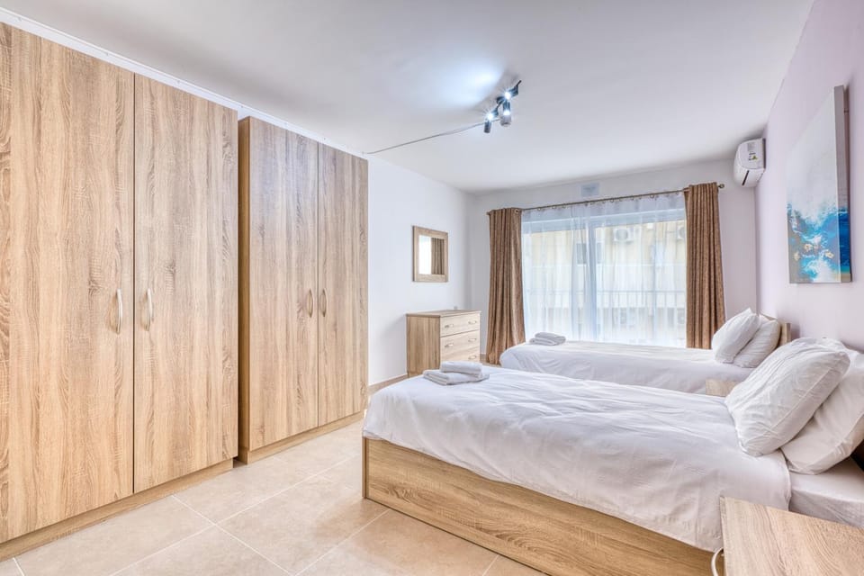 New! Spacious 4-Bedroom Duplex apt by SF Homes Apartment in Malta