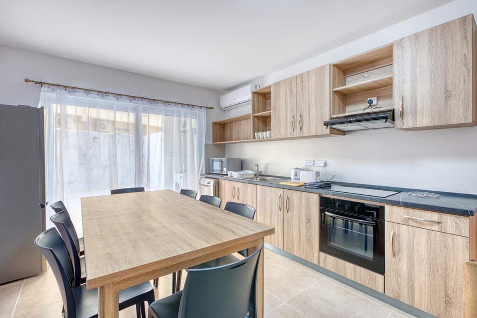 New! Spacious 4-Bedroom Duplex apt by SF Homes Apartment in Malta