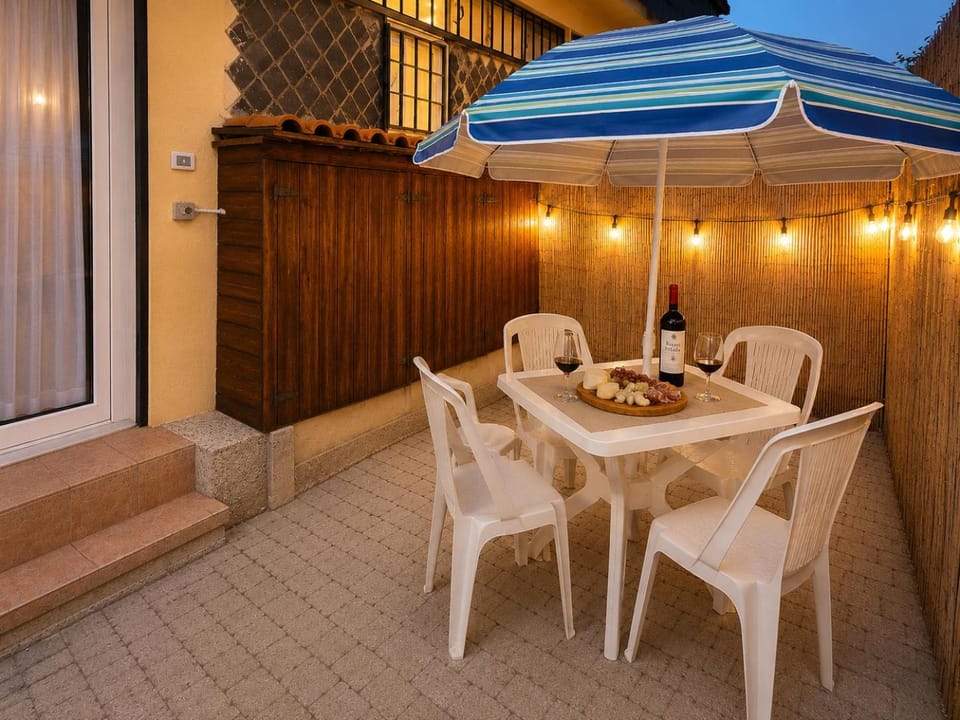 Drinks, Alcoholic drinks, Inner courtyard view