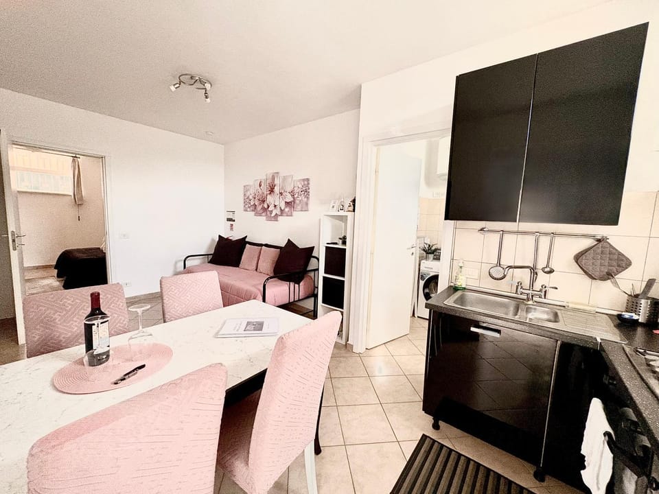 TV and multimedia, Kitchen or kitchenette, Living room, Photo of the whole room, Seating area, Dining area, oven, pet friendly, stove