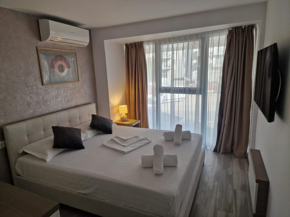 Bed, TV and multimedia, Photo of the whole room, Bedroom, towels, air conditioner