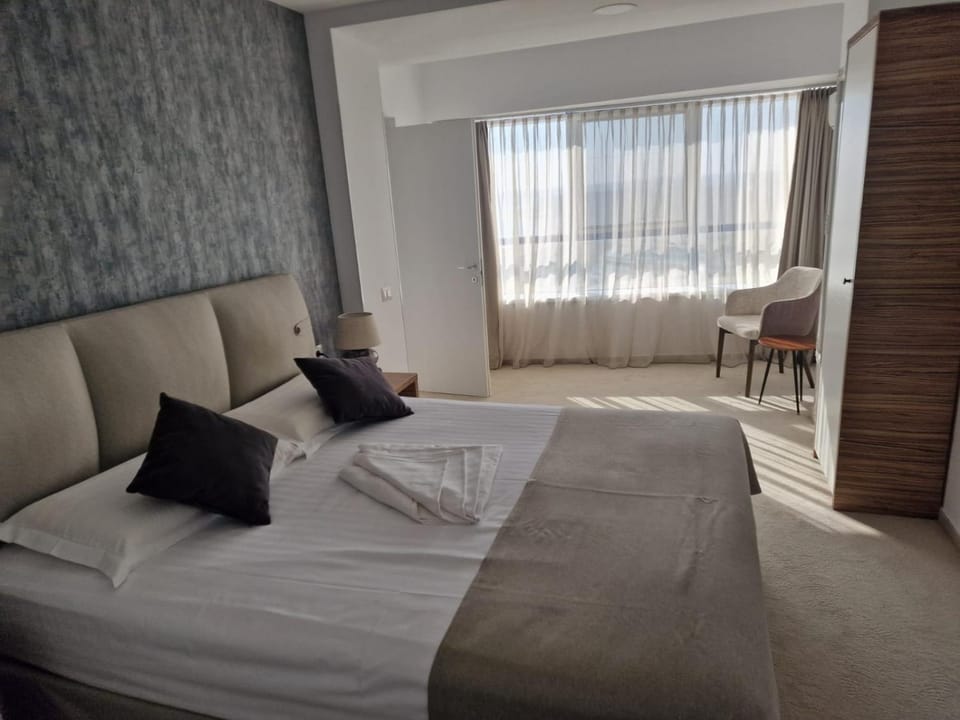 Bed, Seating area, Bedroom