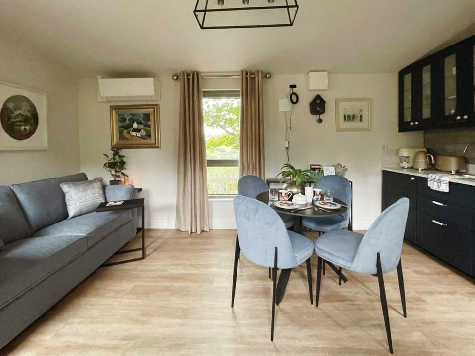 Scenic Countryside Lodge Romantic & Pet-Friendly Apartment in County Limerick