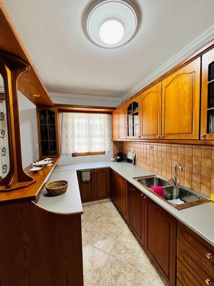 Kitchen or kitchenette, minibar, oven, stove