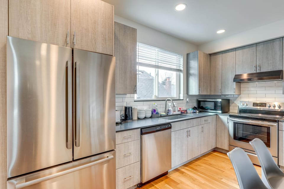 Rooftop Patio! Retreat By UW, 6 Mi to Lumen Field House in University District