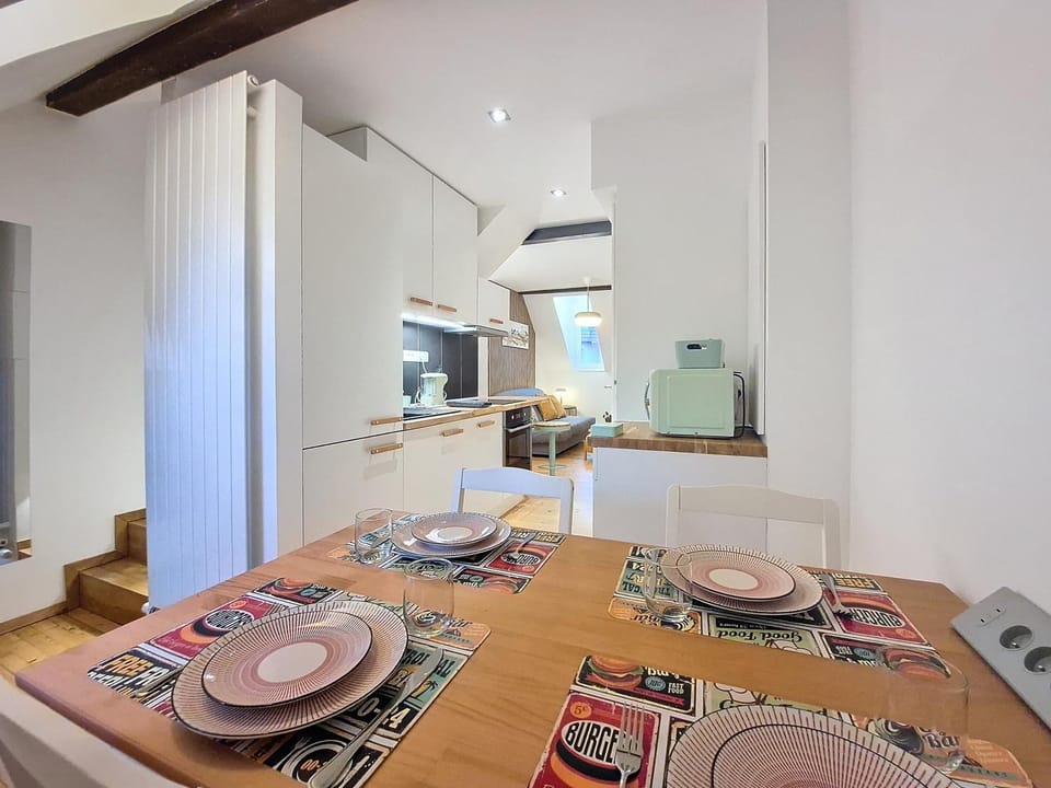 Kitchen or kitchenette, Dining area, stove