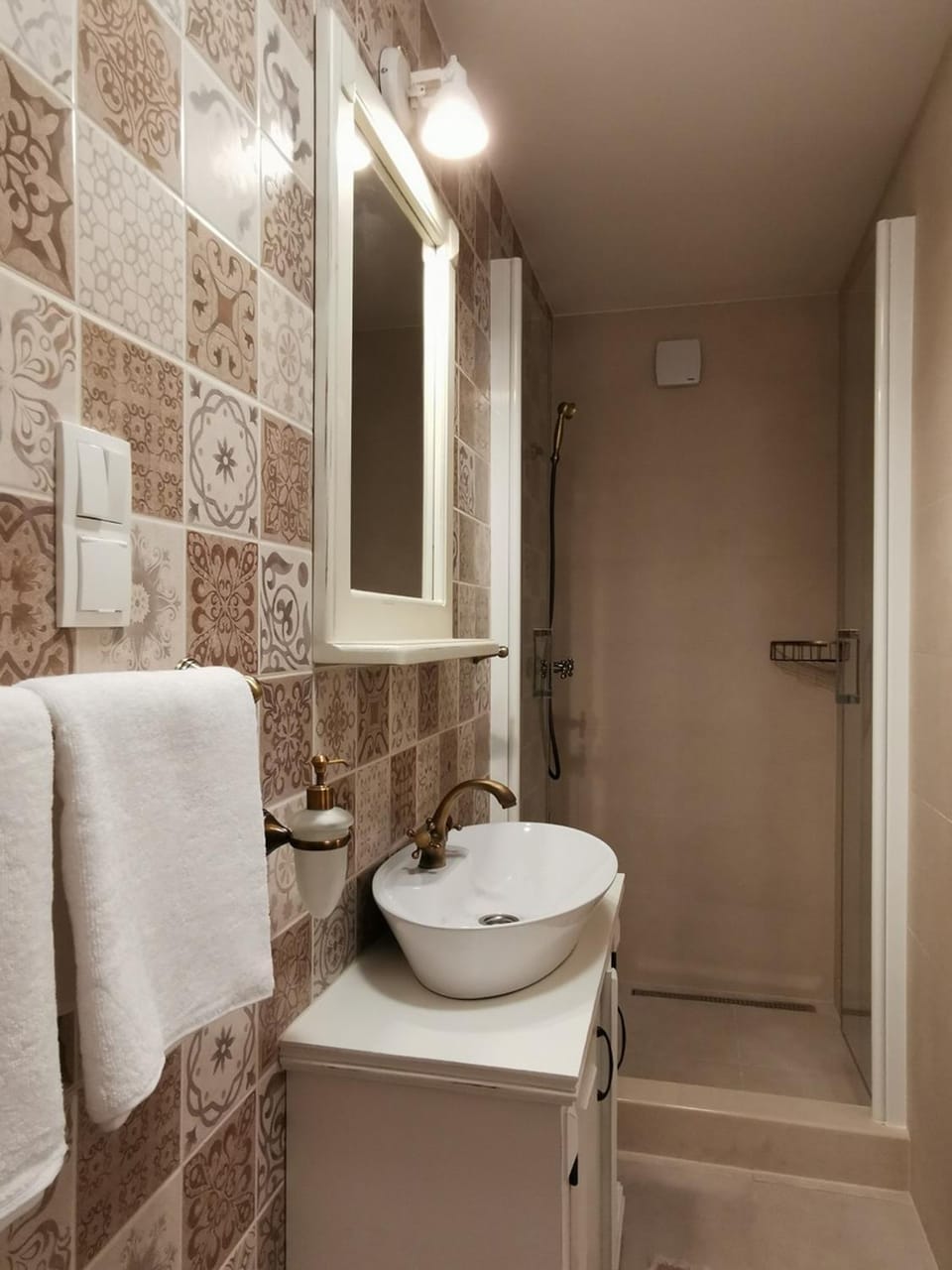 Shower, Toilet, Bathroom, towels