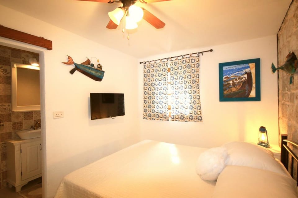 Bed, TV and multimedia, Photo of the whole room, Bedroom