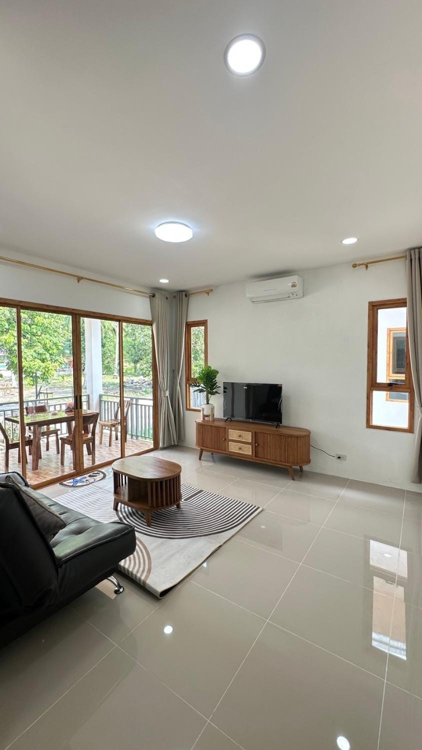 Communal lounge/ TV room, TV and multimedia, Living room, Seating area, Dining area, Evening entertainment, air conditioner