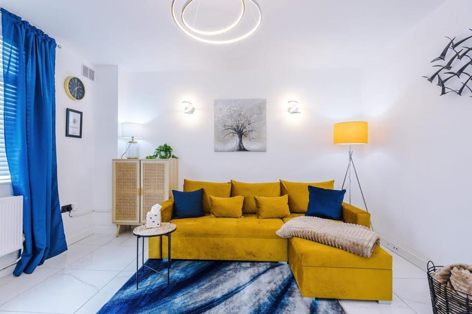 Stunning Home in Altrincham, Large Driveway, Sleeps 7, Perfect For Groups Apartment in Manchester