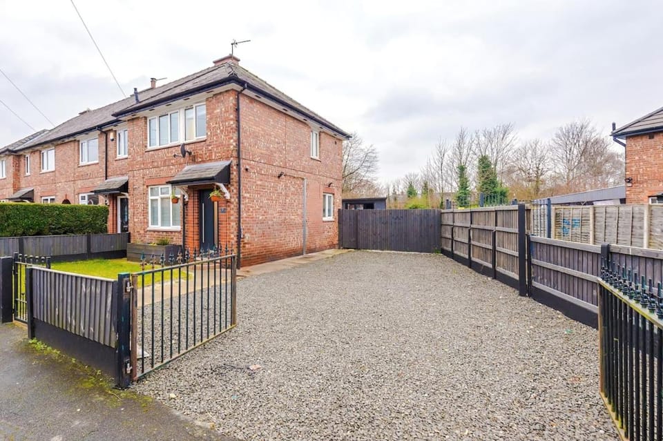 Stunning Home in Altrincham, Large Driveway, Sleeps 7, Perfect For Groups Apartment in Manchester