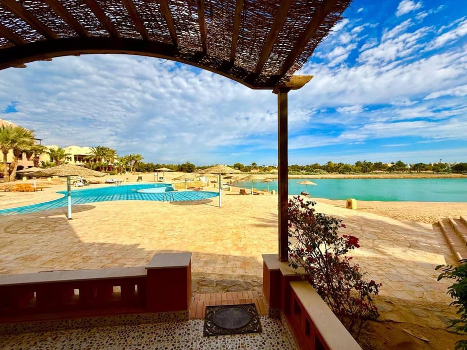 Nearby landmark, Day, Natural landscape, View (from property/room), Beach, Lake view, Pool view, Sea view, Swimming pool, sunbed