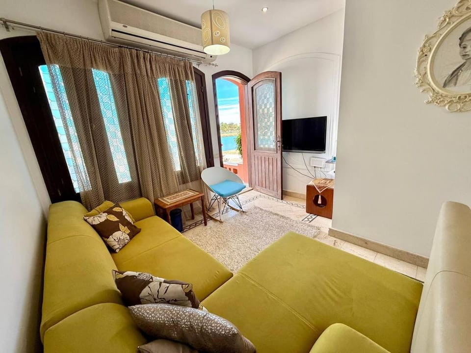TV and multimedia, Living room, Photo of the whole room, Seating area, Evening entertainment, air conditioner