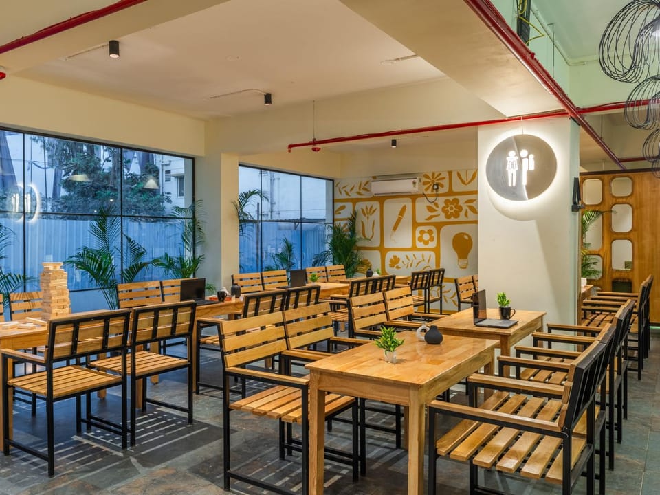 Restaurant/places to eat, Living room, Seating area, Breakfast