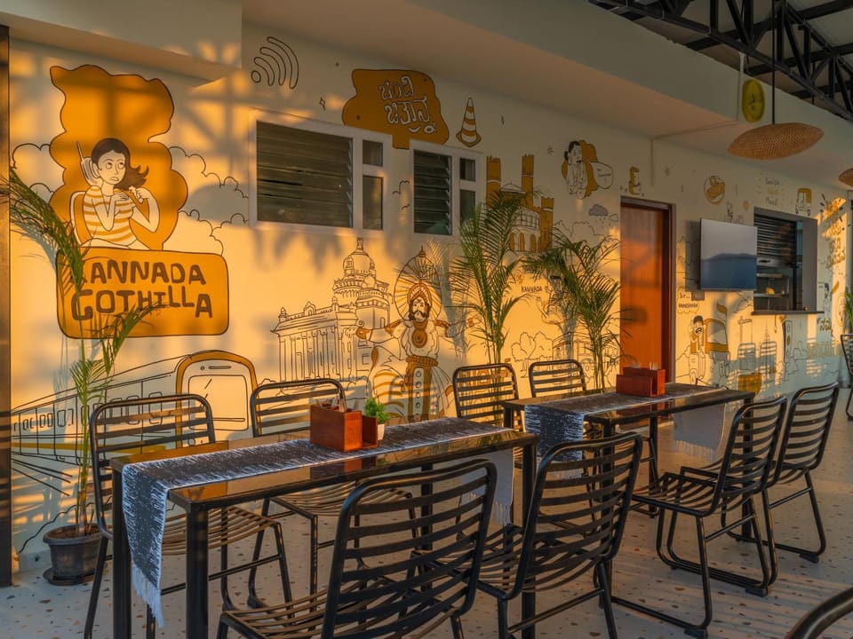 Restaurant/places to eat, Living room, Seating area, Breakfast