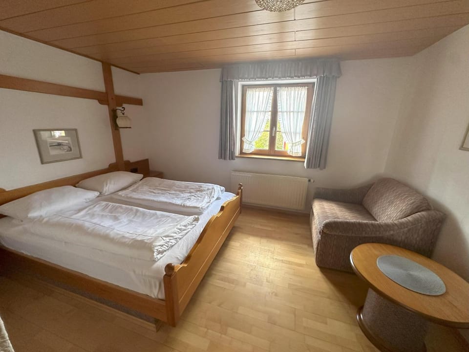 Bed, Photo of the whole room, Seating area